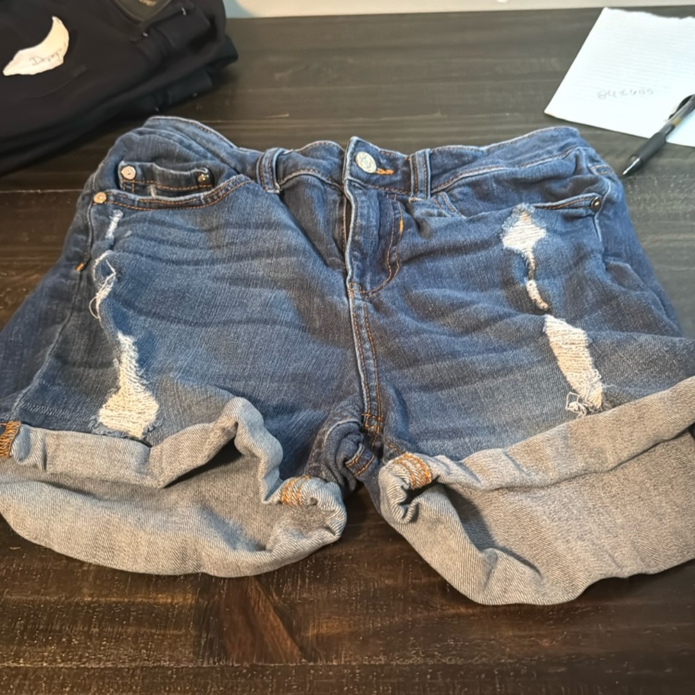 Dark blue jean short.